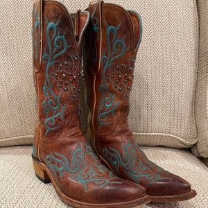 Lucchese Boots N4745 Tan leather with Turquoise thick stitching and studs. 8.5B